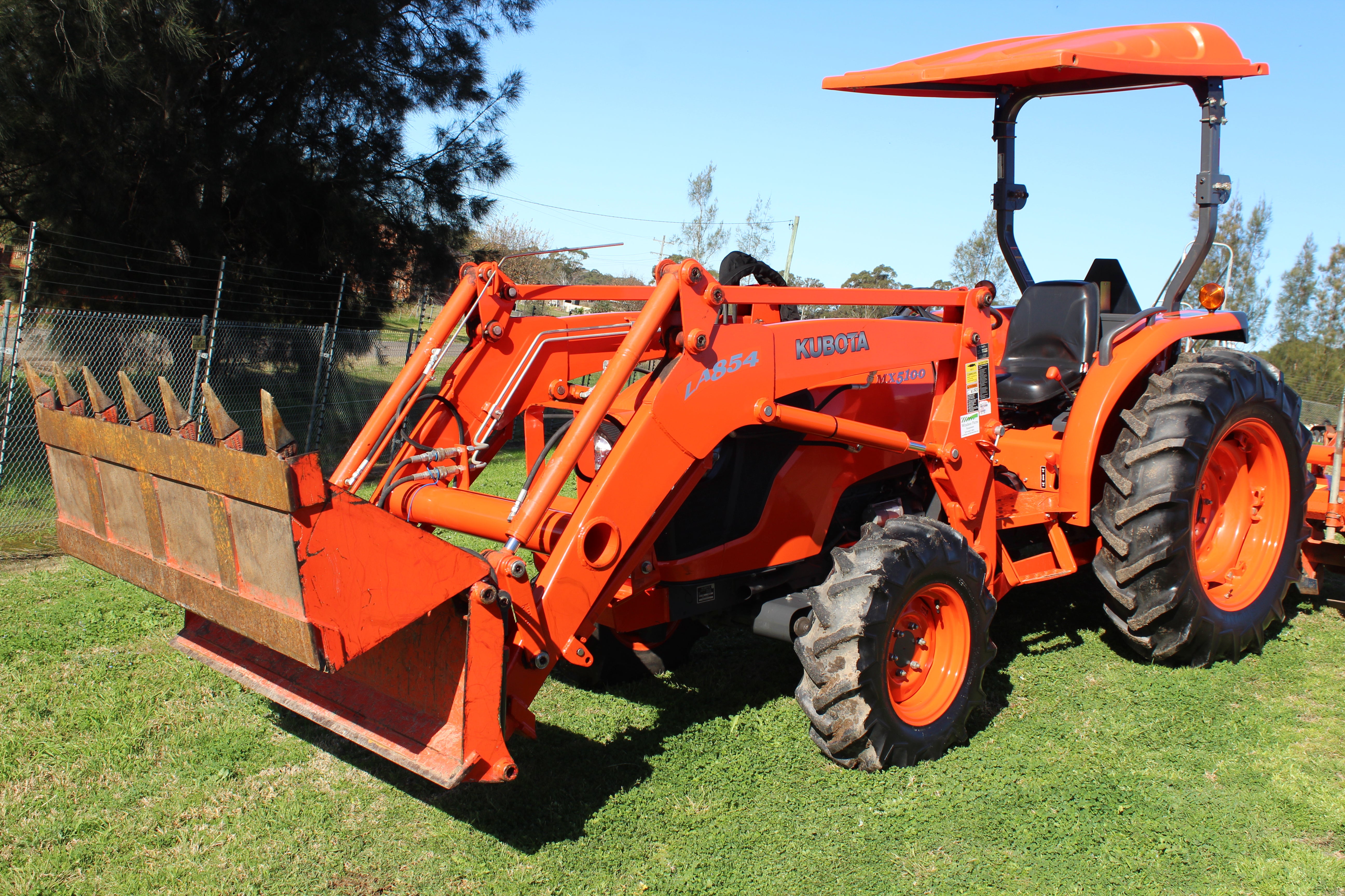 51HP TRACTOR KUBOTA MX5100 ROPS FEL 4-IN-1 BUCKET